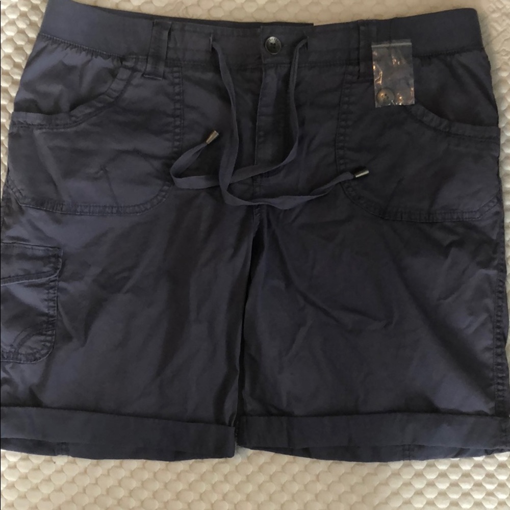 Women’s Bermuda cargo cotton shorts.